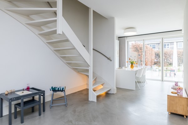 Foto - Te koop: In een rustige en kindvriendelijke woonomgeving staat deze moderne geschakelde twee-onder-een-kapwoning (bouwjaar 2011) met aangebouwde stenen garage, stijlvolle overkapping, vier slaapkamers, twee...